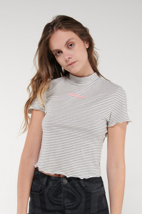 Camiseta, en rayas y estampado en frente.