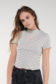 Camiseta, en rayas y estampado en frente.