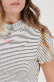 Camiseta, en rayas y estampado en frente.