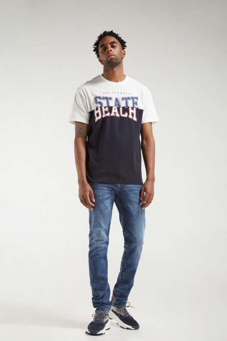Camiseta manga corta con estampado.