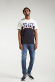 Camiseta manga corta con estampado.