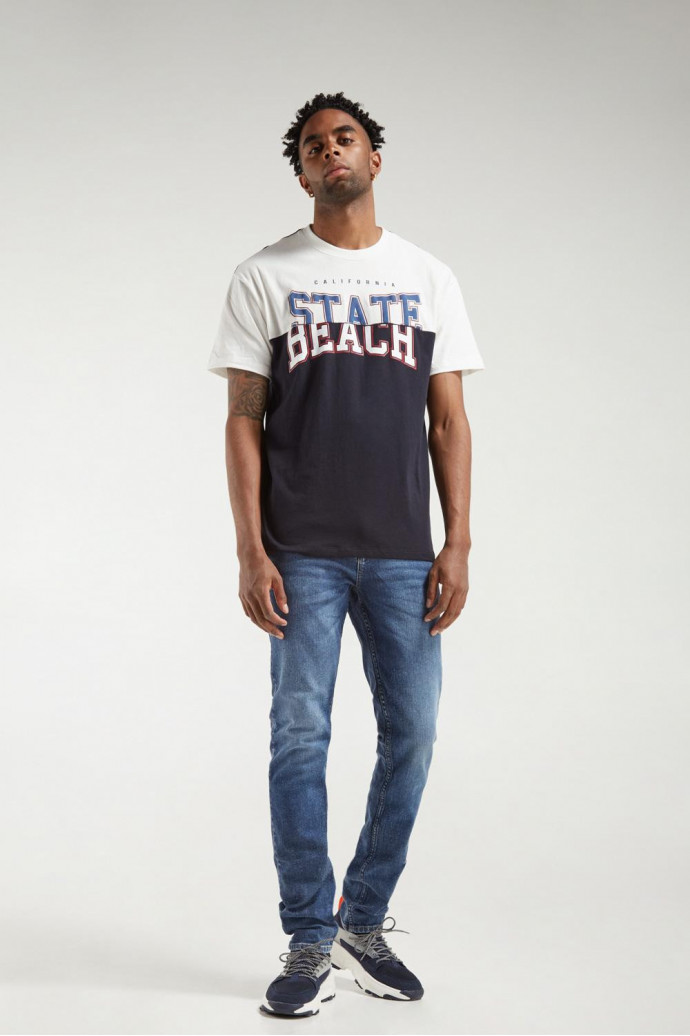 Camiseta manga corta con estampado.