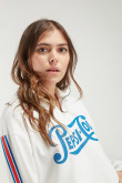 Buzo para mujer con estampado en frente y mangas de Pepsi.