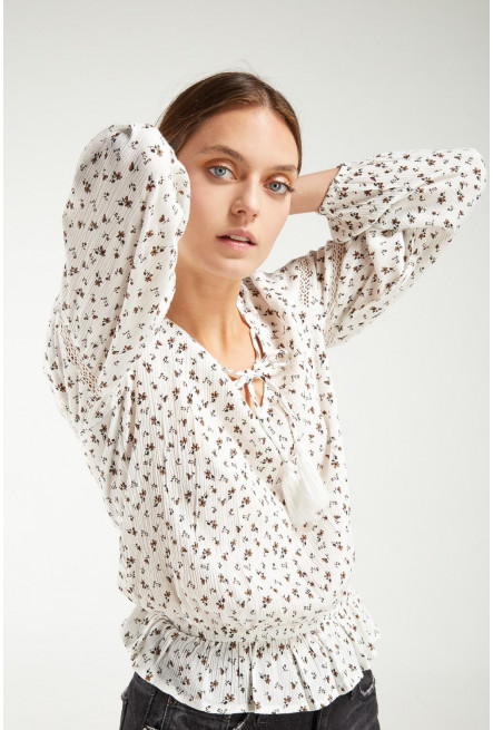 Blusa en tela fluida, estampada con lace