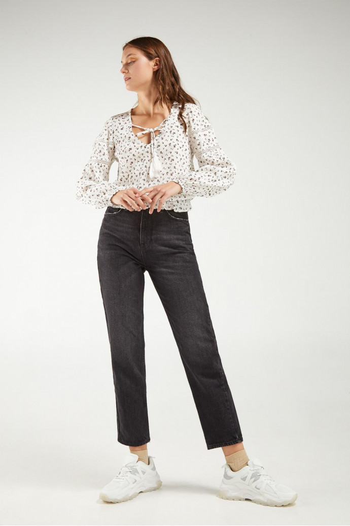 Blusa en tela fluida, estampada con lace