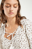 blusa-en-tela-fluida-estampada-con-lace