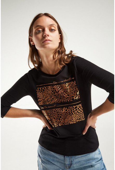 Camiseta, manga 3/4, con estampado en frente.