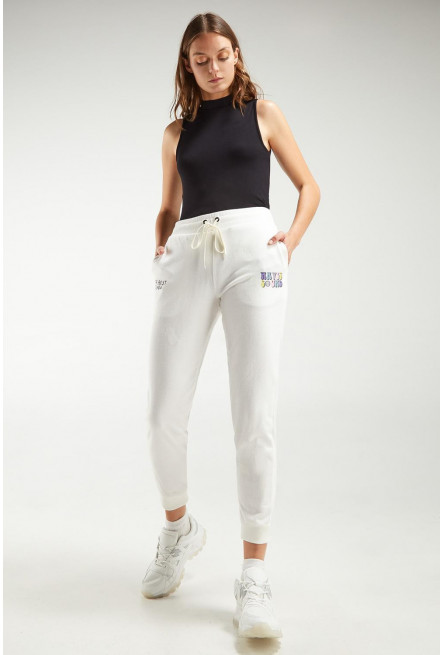 Jogger estampado con pretina y cordón.