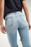Jean cropped con rotos