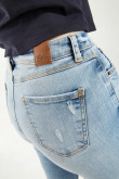 Jean cropped con rotos
