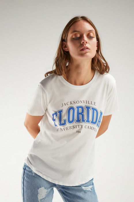 Camiseta básica manga corta estampada.