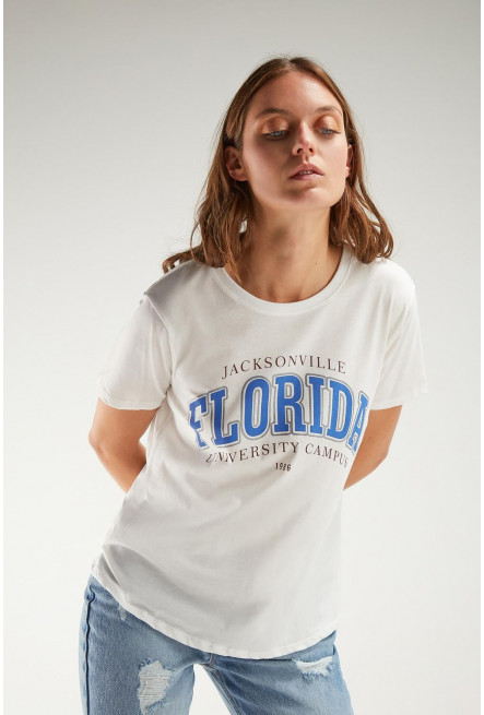 Camiseta básica manga corta estampada.