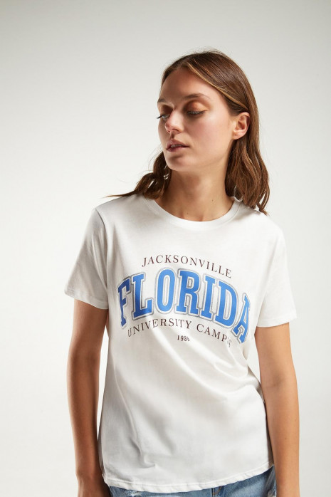 Camiseta básica manga corta estampada.
