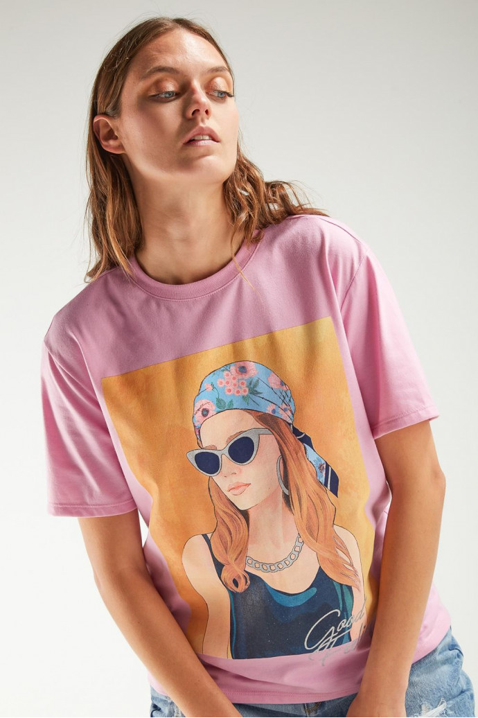 Camiseta, manga corta, con estampado en frente.
