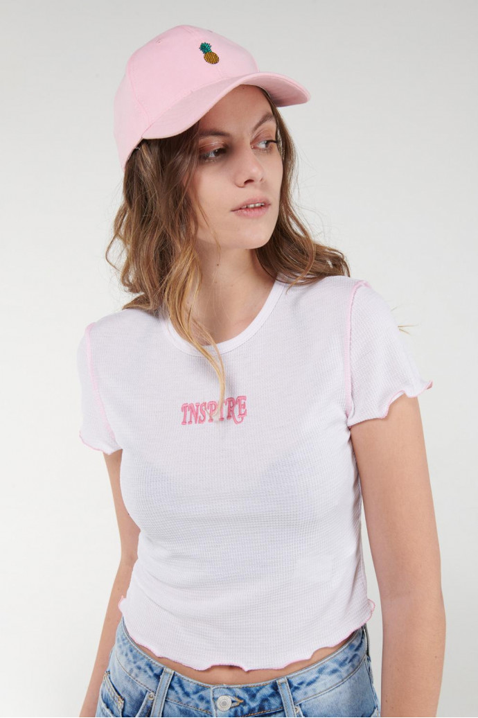 Camiseta crop top, con costuras en contraste y bordado en frente.