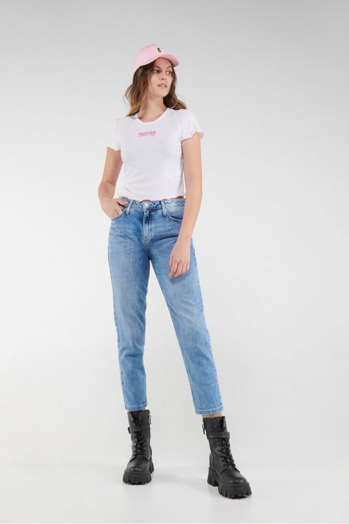 Camiseta crop top, con costuras en contraste y bordado en frente.