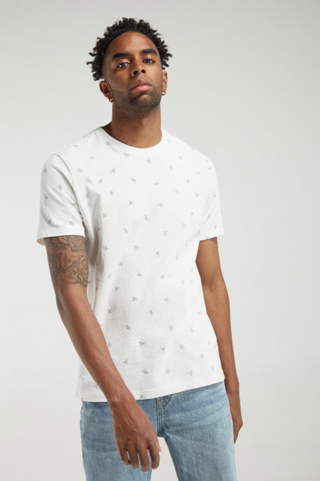 Camiseta manga corta con estampado.