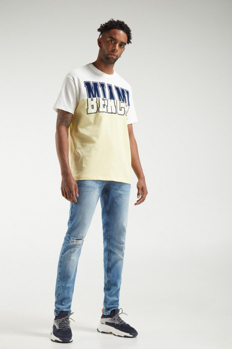Camiseta manga corta con estampado.