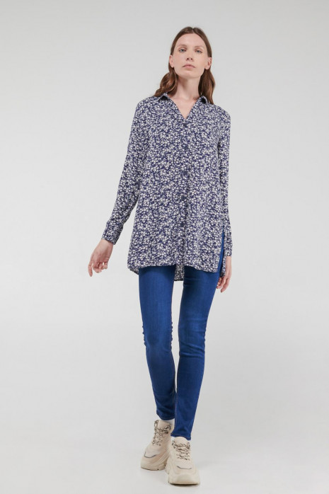 Blusa estampada, aberturas en costado