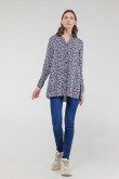 Blusa estampada, aberturas en costado