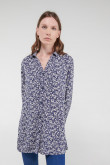 Blusa estampada, aberturas en costado