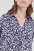 Blusa estampada, aberturas en costado