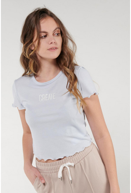 Camiseta crop top, con costuras en contraste y bordado en frente.