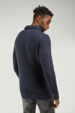 Sueter cuello alto.