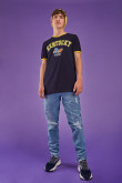 Camiseta, manga corta con cuello y puños en contraste, estampado en frente.