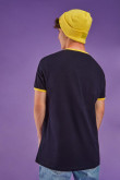 Camiseta, manga corta con cuello y puños en contraste, estampado en frente.