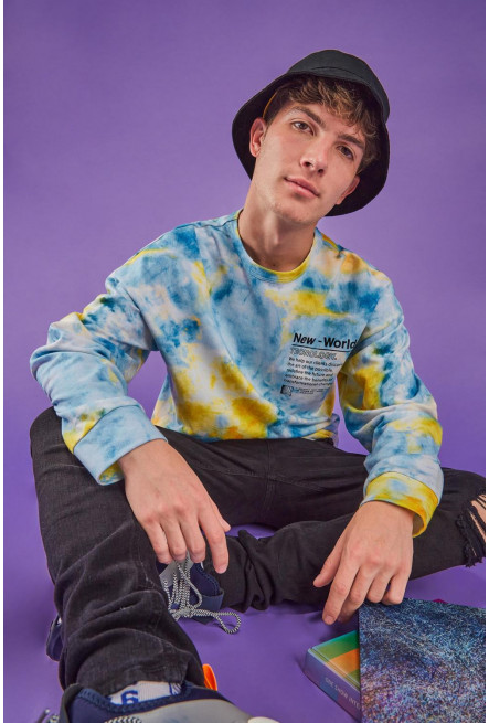 Buzo Tie dye, cuello redondo estampado en frente.