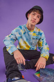 Buzo Tie dye, cuello redondo estampado en frente.