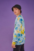Buzo Tie dye, cuello redondo estampado en frente.