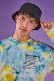 Buzo Tie dye, cuello redondo estampado en frente.
