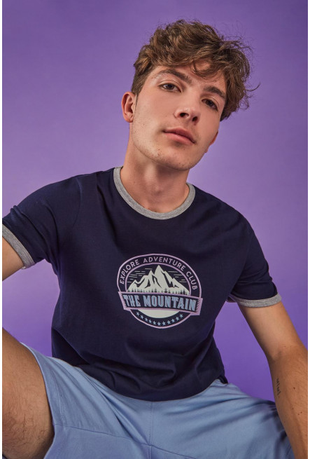 Camiseta, manga corta con cuello y puños en contraste, estampado en frente.