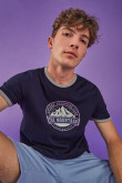 Camiseta, manga corta con cuello y puños en contraste, estampado en frente.