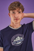 Camiseta, manga corta con cuello y puños en contraste, estampado en frente.