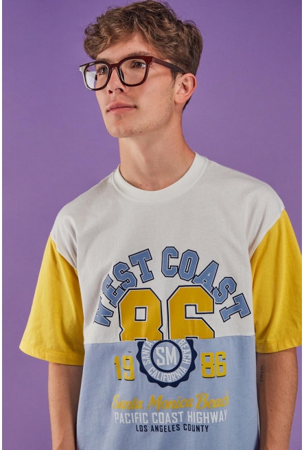 Camiseta con estampado en frente con manga corta en contraste.