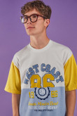 Camiseta con estampado en frente con manga corta en contraste.
