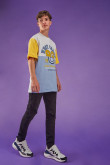 Camiseta con estampado en frente con manga corta en contraste.