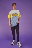 Camiseta con estampado en frente con manga corta en contraste.
