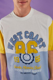 Camiseta con estampado en frente con manga corta en contraste.