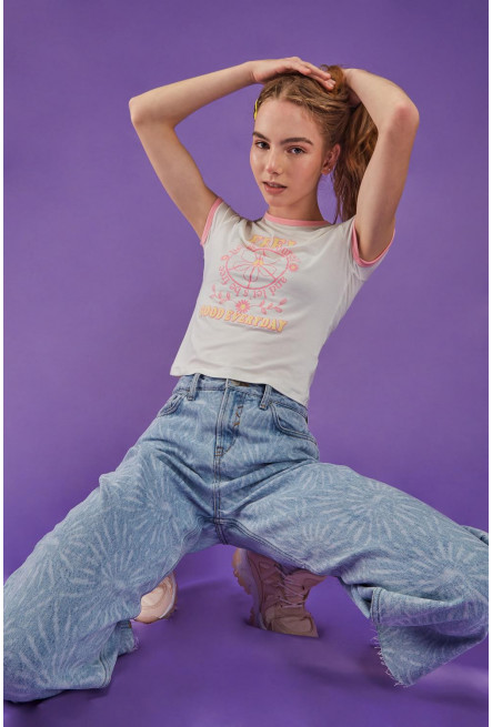 Camiseta, puños en contraste y estampado en frente.