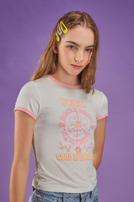 Camiseta, puños en contraste y estampado en frente.