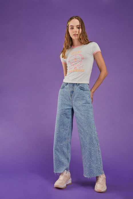 Camiseta, puños en contraste y estampado en frente.