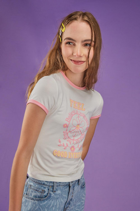 Camiseta, puños en contraste y estampado en frente.