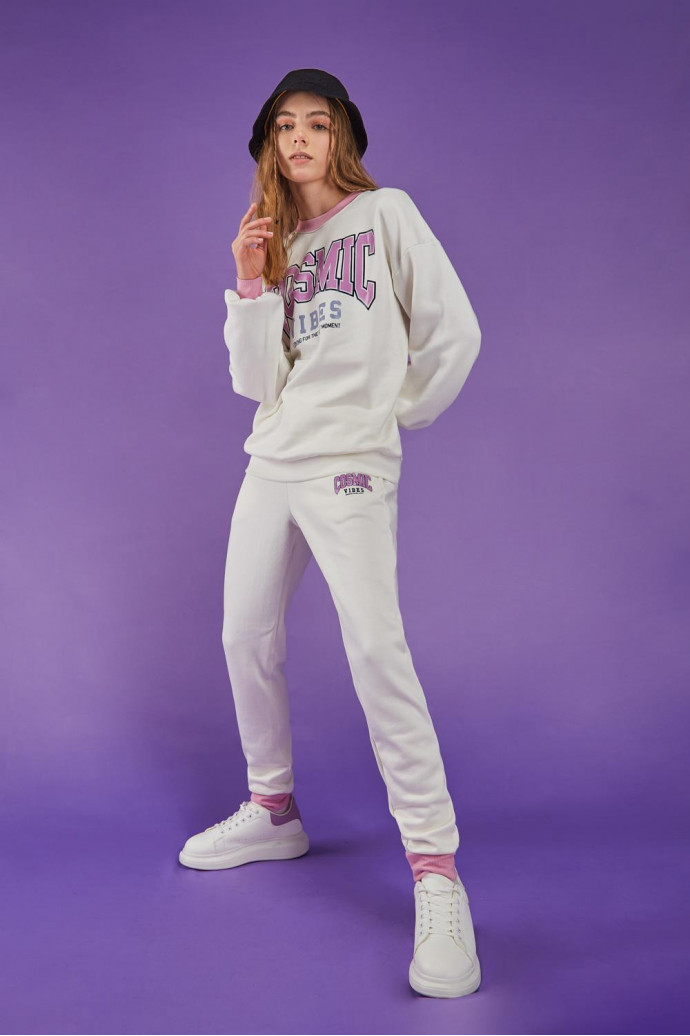 Jogger estampado con pretina y cordón.