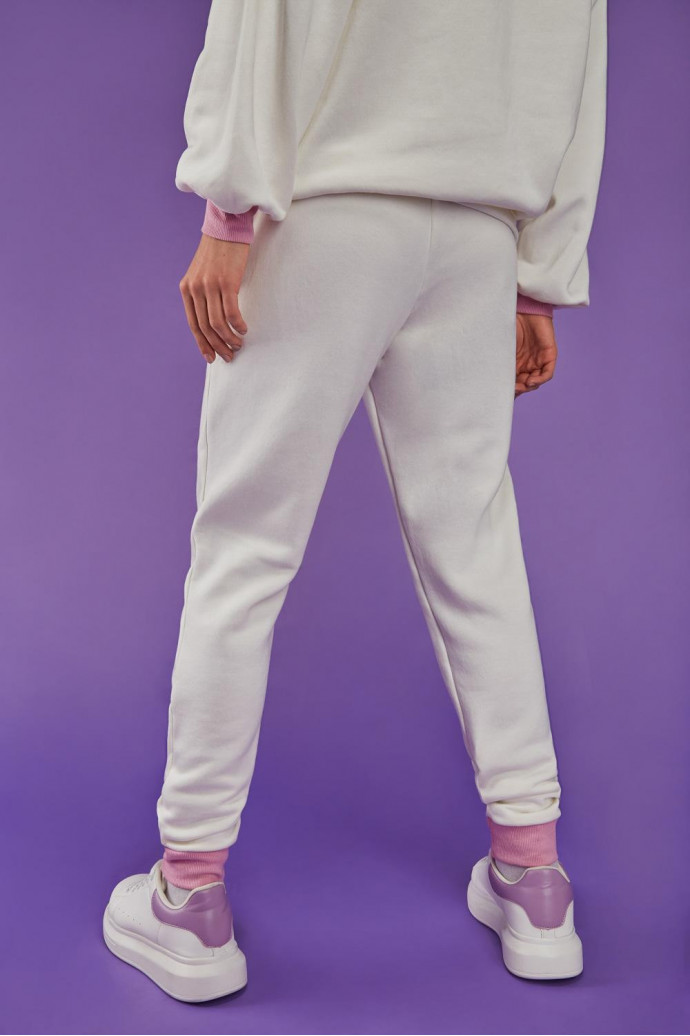 Jogger estampado con pretina y cordón.