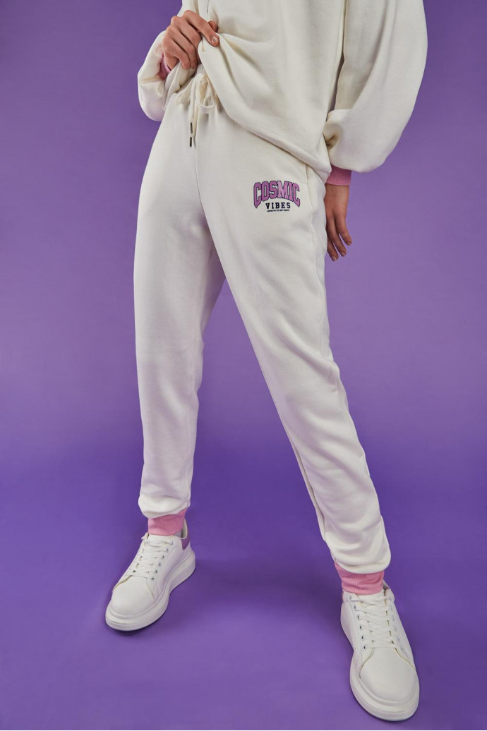 Jogger estampado con pretina y cordón.