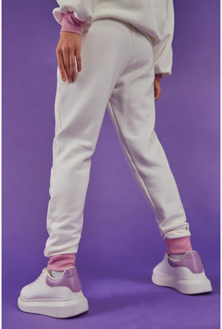 Jogger estampado con pretina y cordón.